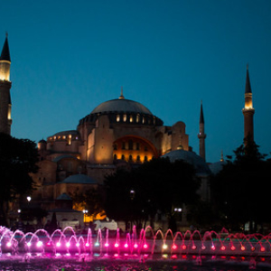 Mezquita Santa Sofía en el atardecer Mezquita Santa Sofía en el atardecer • <a style="font-size:0.8em;" href="http://www.flickr.com/photos/96122682@N08/27430162819/" target="_blank">View on Flickr</a>